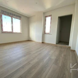 Laci̇vert Cadde Göztepe Özgürlük Parkina Yakin 2024 Yapimi Ebeveynli̇ Balkonlu 90m² Net 3+1