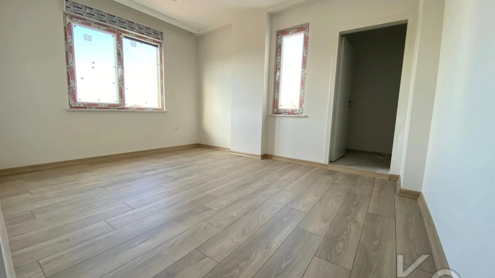 Laci̇vert Cadde Göztepe Özgürlük Parkina Yakin 2024 Yapimi Ebeveynli̇ Balkonlu 90m² Net 3+1