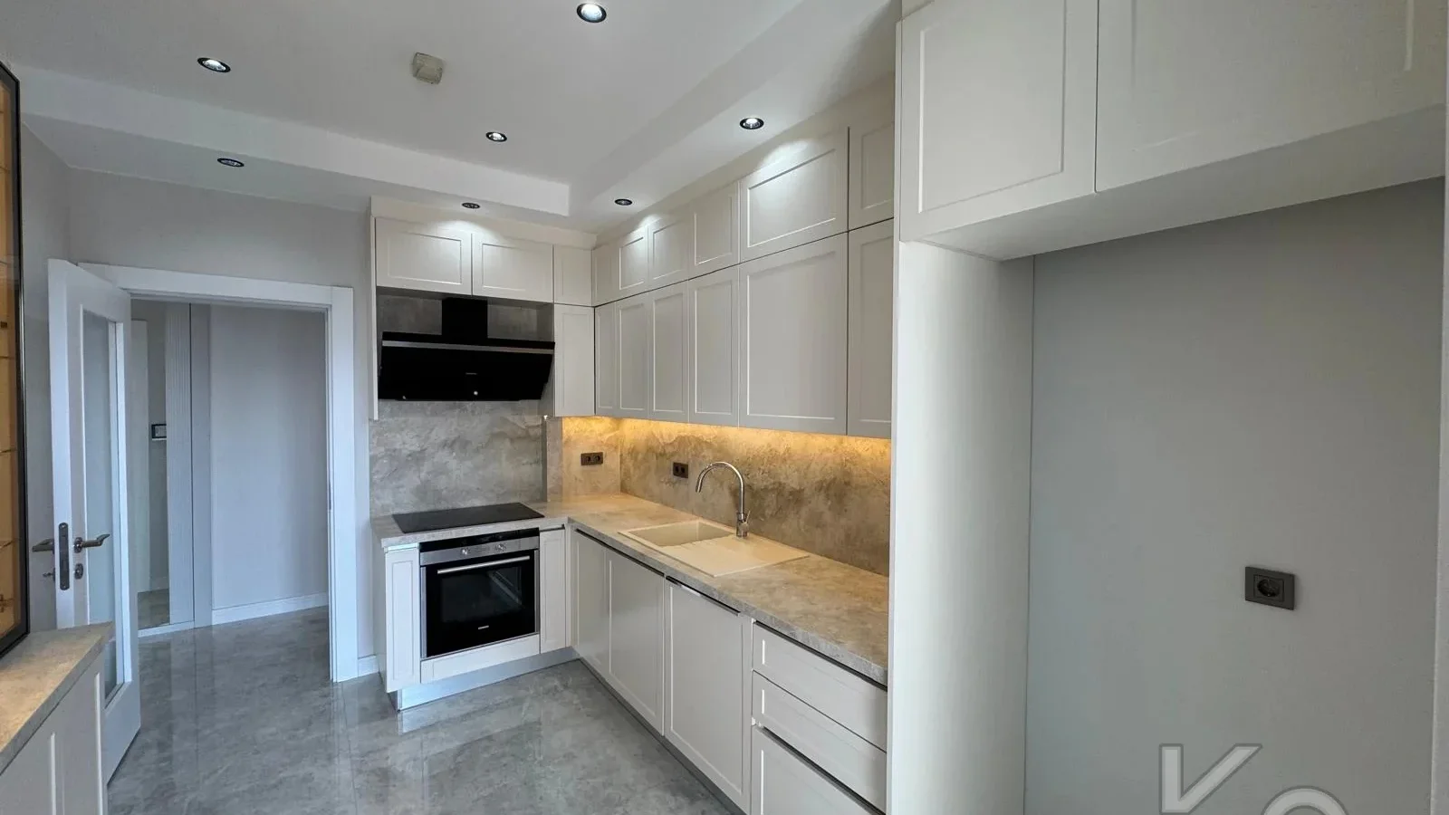 Laci̇vertcadde Ethemefendi̇ Cad. Havuzlu Ve Güvenli̇kli̇ Ni̇da Parkta 120m² Net 3+1