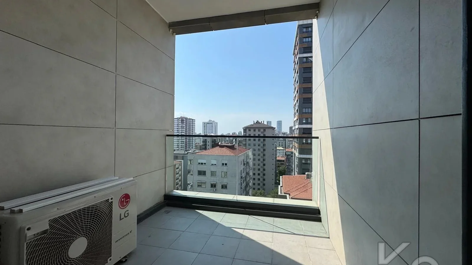 Laci̇vertcadde Ethemefendi̇ Cad. Havuzlu Ve Güvenli̇kli̇ Ni̇da Parkta 120m² Net 3+1