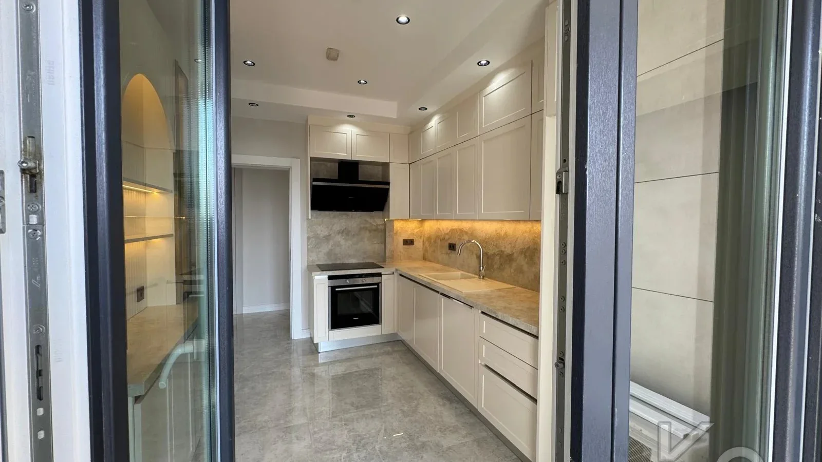Laci̇vertcadde Ethemefendi̇ Cad. Havuzlu Ve Güvenli̇kli̇ Ni̇da Parkta 120m² Net 3+1