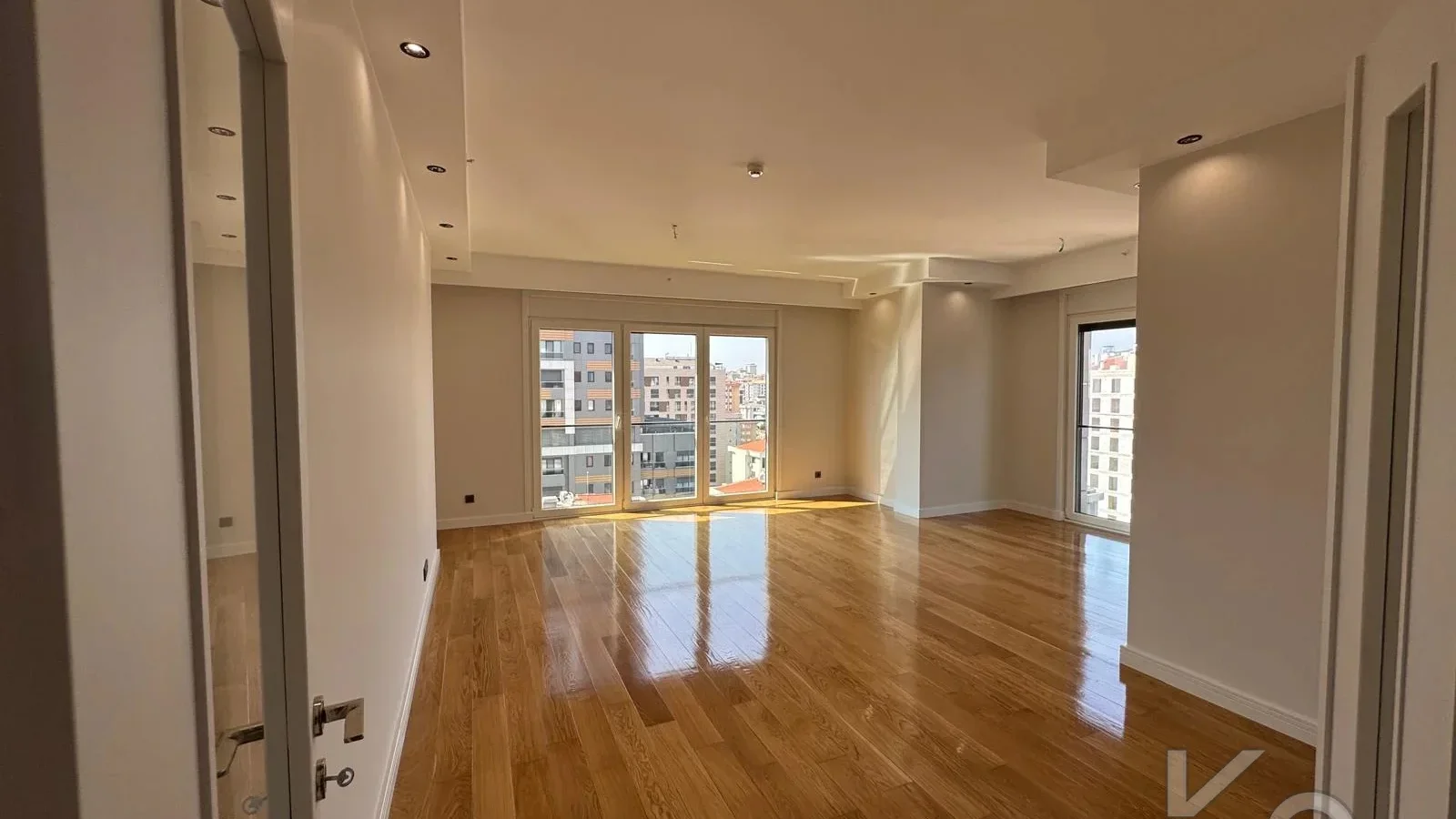 Laci̇vertcadde Ethemefendi̇ Cad. Havuzlu Ve Güvenli̇kli̇ Ni̇da Parkta 120m² Net 3+1