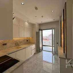 Laci̇vertcadde Ethemefendi̇ Cad. Havuzlu Ve Güvenli̇kli̇ Ni̇da Parkta 120m² Net 3+1