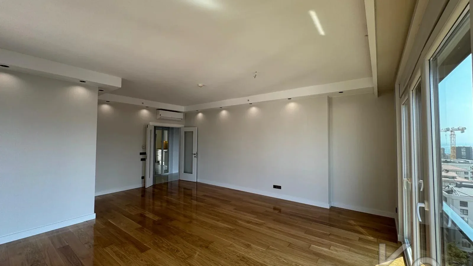 Laci̇vertcadde Ethemefendi̇ Cad. Havuzlu Ve Güvenli̇kli̇ Ni̇da Parkta 120m² Net 3+1