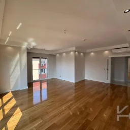 Laci̇vertcadde Ethemefendi̇ Cad. Havuzlu Ve Güvenli̇kli̇ Ni̇da Parkta 120m² Net 3+1