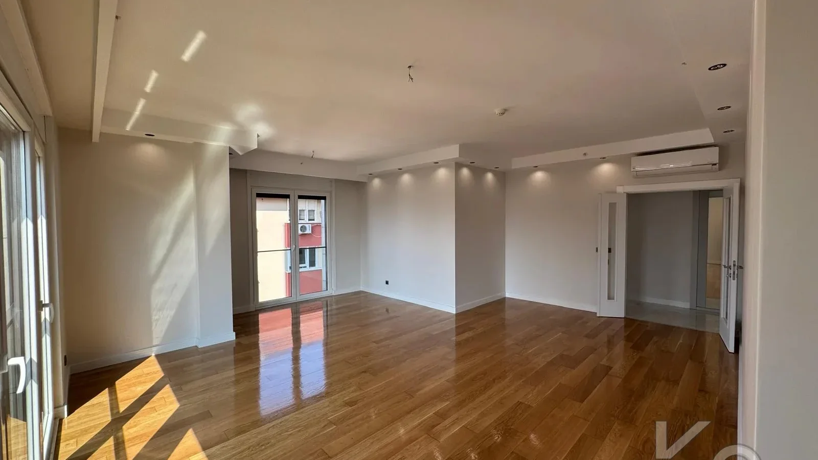 Laci̇vertcadde Ethemefendi̇ Cad. Havuzlu Ve Güvenli̇kli̇ Ni̇da Parkta 120m² Net 3+1