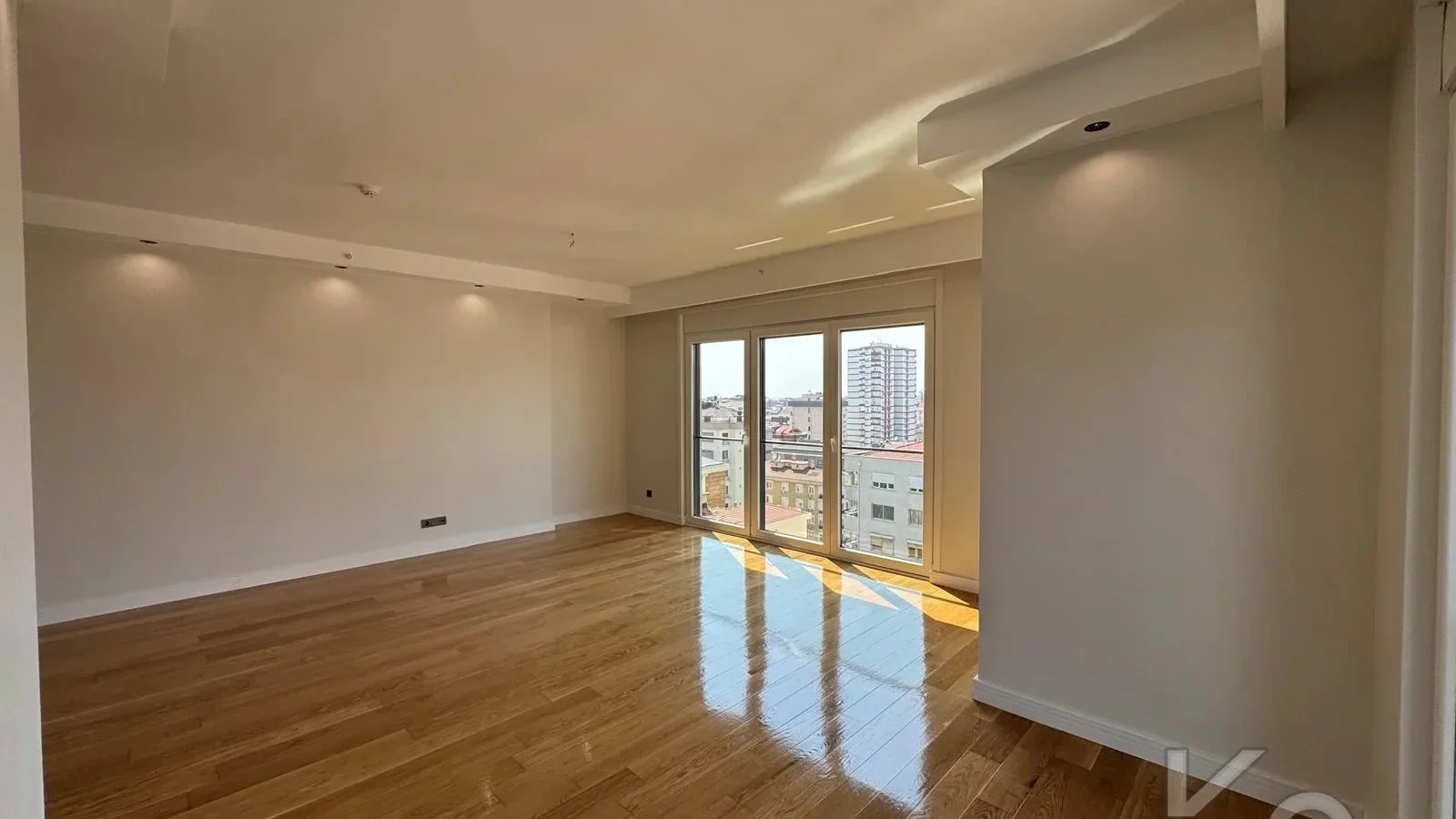 Laci̇vertcadde Ethemefendi̇ Cad. Havuzlu Ve Güvenli̇kli̇ Ni̇da Parkta 120m² Net 3+1