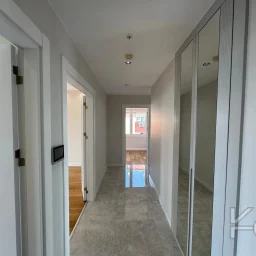 Laci̇vertcadde Ethemefendi̇ Cad. Havuzlu Ve Güvenli̇kli̇ Ni̇da Parkta 120m² Net 3+1