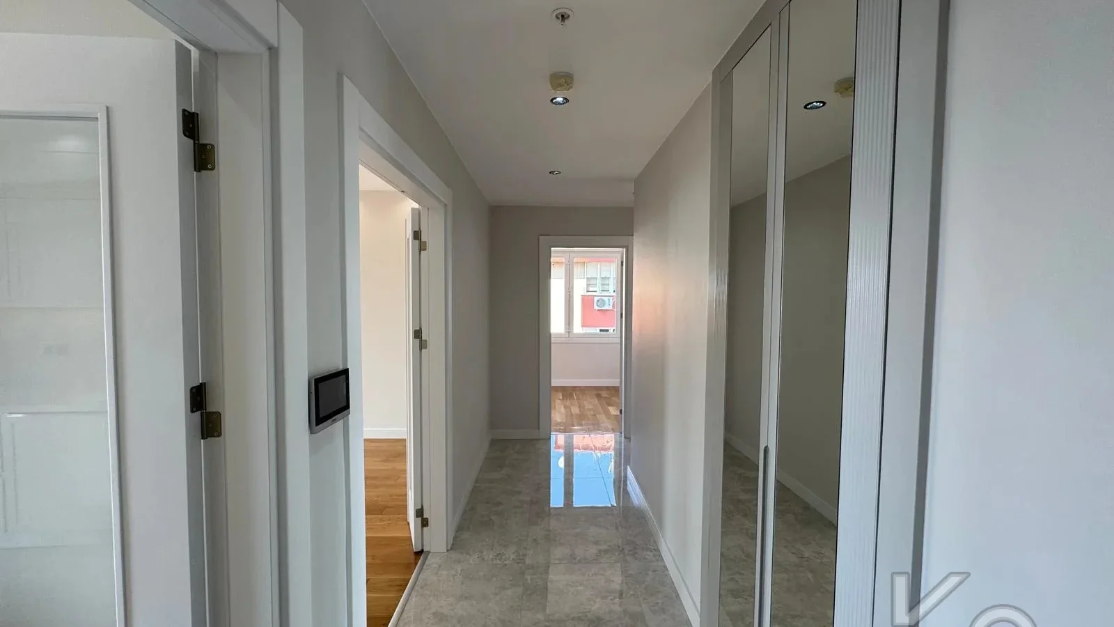 Laci̇vertcadde Ethemefendi̇ Cad. Havuzlu Ve Güvenli̇kli̇ Ni̇da Parkta 120m² Net 3+1