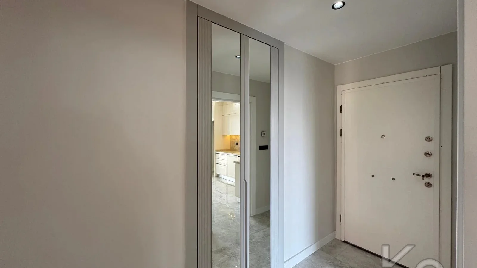 Laci̇vertcadde Ethemefendi̇ Cad. Havuzlu Ve Güvenli̇kli̇ Ni̇da Parkta 120m² Net 3+1