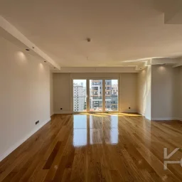 Laci̇vertcadde Ethemefendi̇ Cad. Havuzlu Ve Güvenli̇kli̇ Ni̇da Parkta 120m² Net 3+1