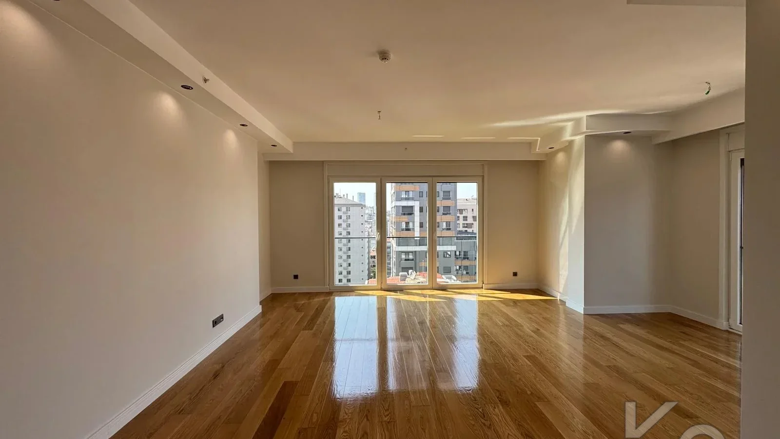 Laci̇vertcadde Ethemefendi̇ Cad. Havuzlu Ve Güvenli̇kli̇ Ni̇da Parkta 120m² Net 3+1