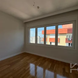 Laci̇vertcadde Ethemefendi̇ Cad. Havuzlu Ve Güvenli̇kli̇ Ni̇da Parkta 120m² Net 3+1