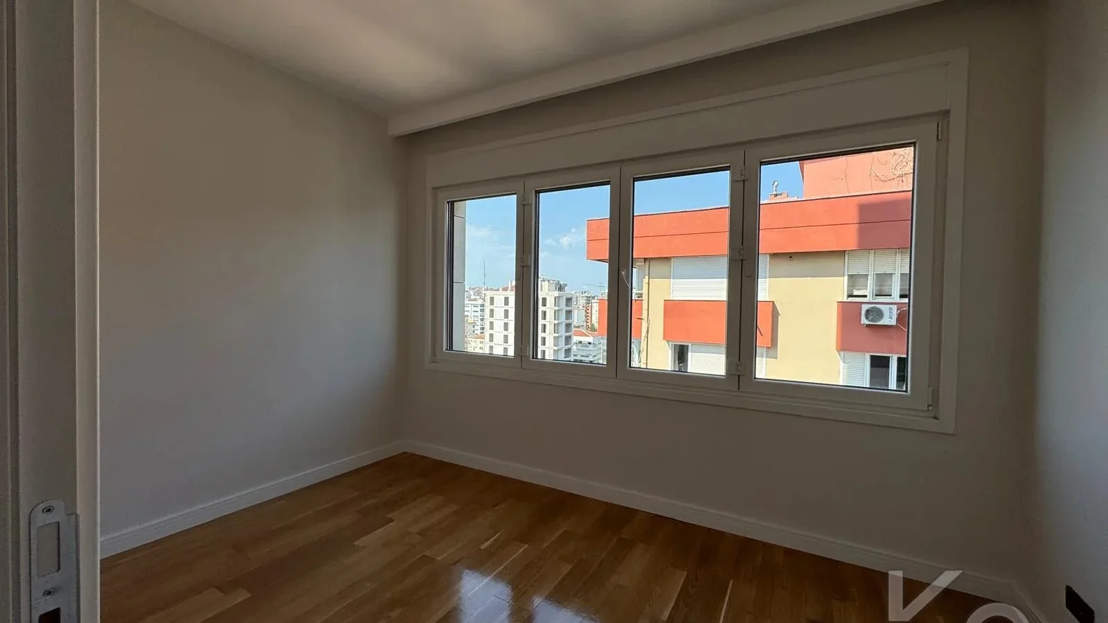 Laci̇vertcadde Ethemefendi̇ Cad. Havuzlu Ve Güvenli̇kli̇ Ni̇da Parkta 120m² Net 3+1