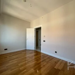 Laci̇vertcadde Ethemefendi̇ Cad. Havuzlu Ve Güvenli̇kli̇ Ni̇da Parkta 120m² Net 3+1
