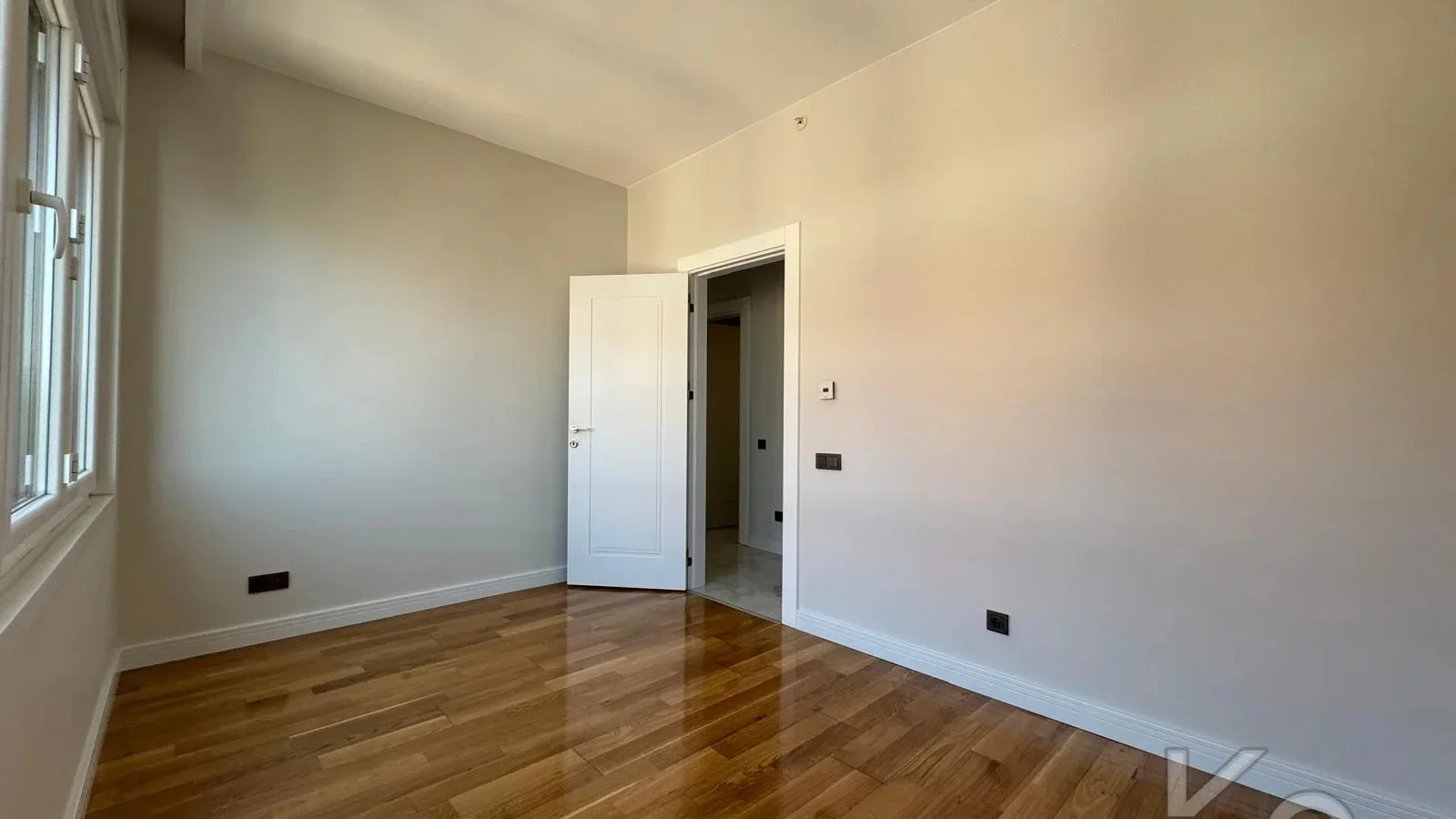 Laci̇vertcadde Ethemefendi̇ Cad. Havuzlu Ve Güvenli̇kli̇ Ni̇da Parkta 120m² Net 3+1