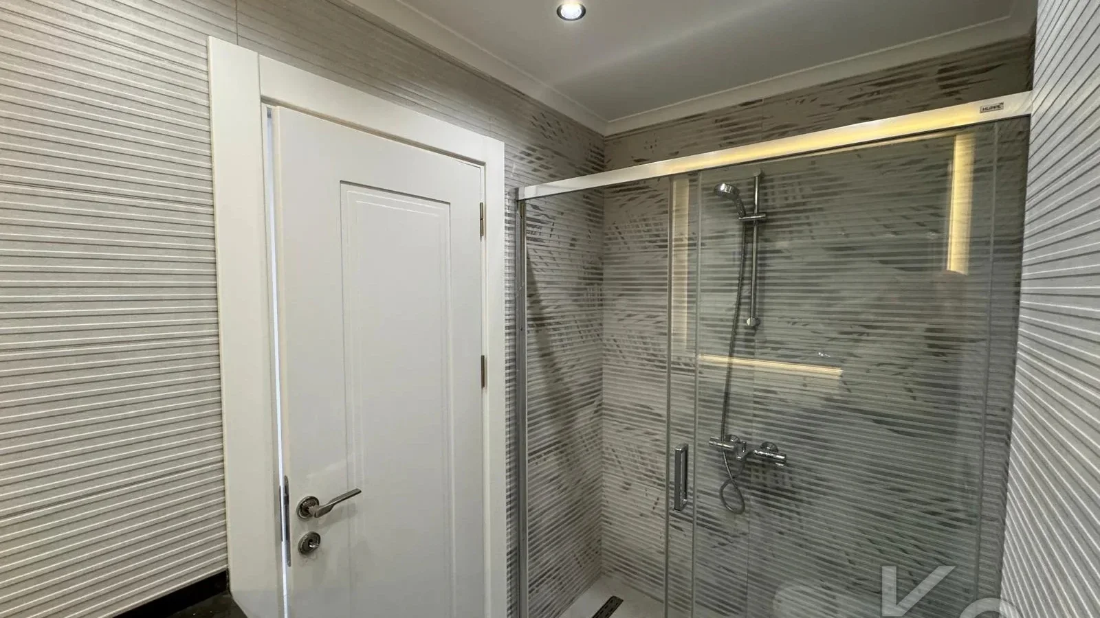 Laci̇vertcadde Ethemefendi̇ Cad. Havuzlu Ve Güvenli̇kli̇ Ni̇da Parkta 120m² Net 3+1