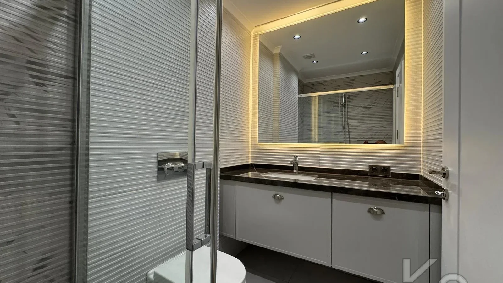 Laci̇vertcadde Ethemefendi̇ Cad. Havuzlu Ve Güvenli̇kli̇ Ni̇da Parkta 120m² Net 3+1