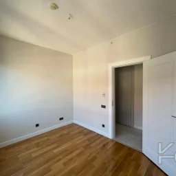 Laci̇vertcadde Ethemefendi̇ Cad. Havuzlu Ve Güvenli̇kli̇ Ni̇da Parkta 120m² Net 3+1
