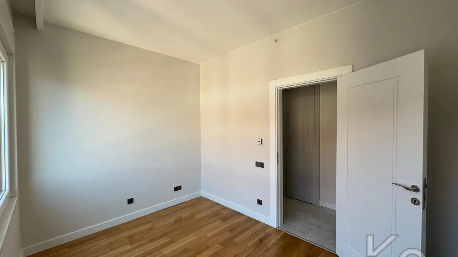 Laci̇vertcadde Ethemefendi̇ Cad. Havuzlu Ve Güvenli̇kli̇ Ni̇da Parkta 120m² Net 3+1