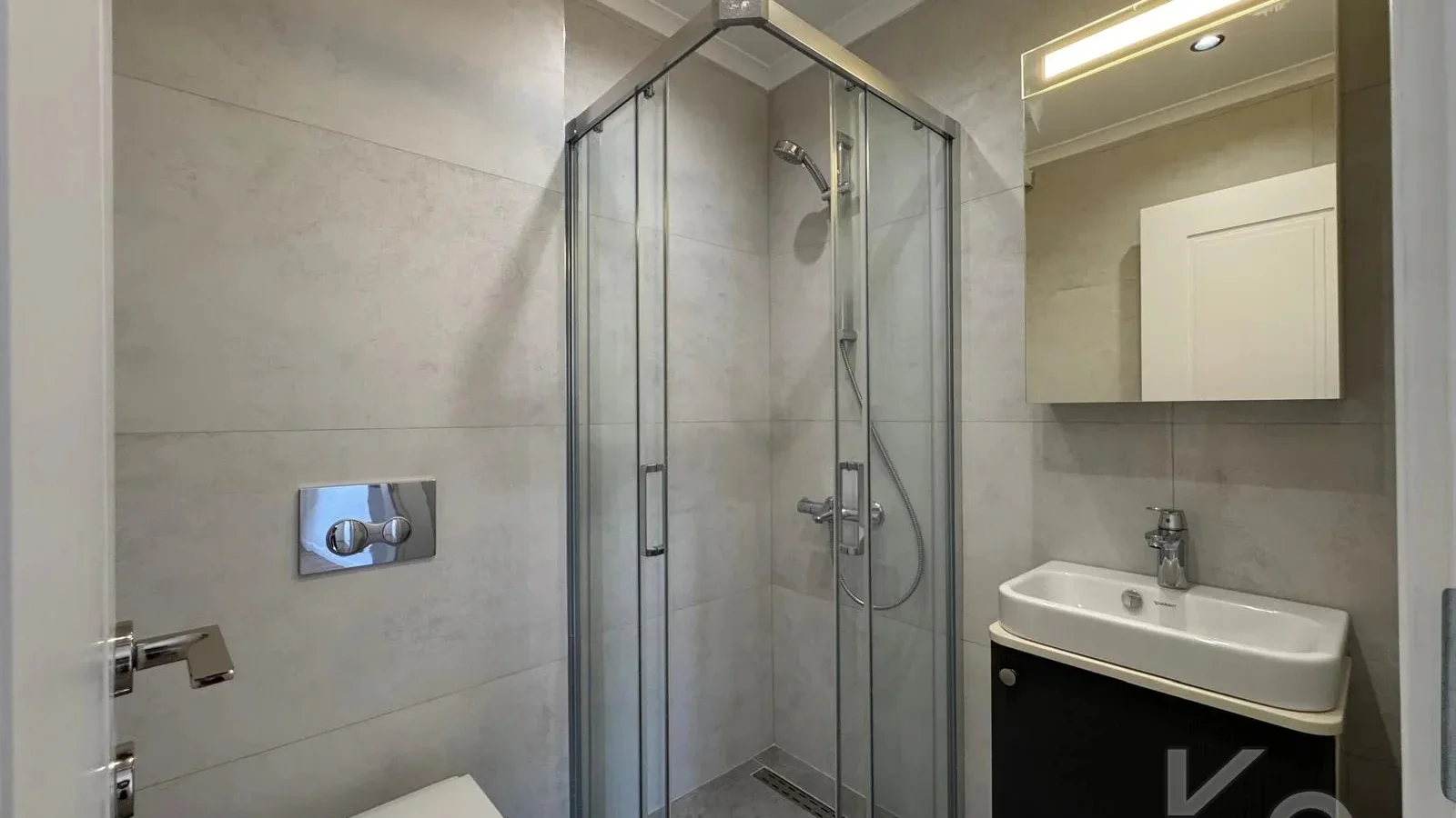 Laci̇vertcadde Ethemefendi̇ Cad. Havuzlu Ve Güvenli̇kli̇ Ni̇da Parkta 120m² Net 3+1
