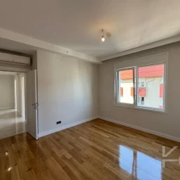 Laci̇vertcadde Ethemefendi̇ Cad. Havuzlu Ve Güvenli̇kli̇ Ni̇da Parkta 120m² Net 3+1