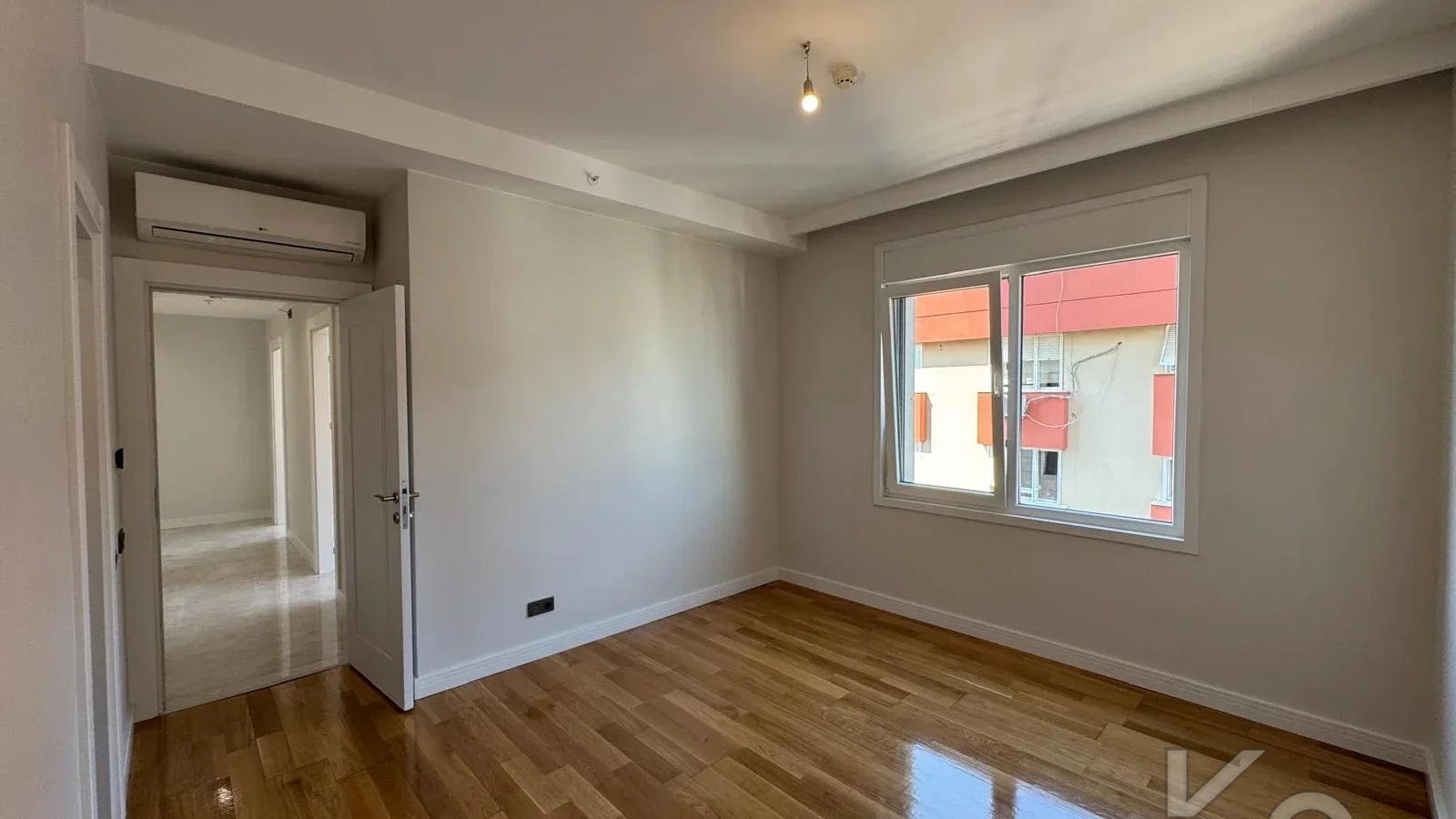 Laci̇vertcadde Ethemefendi̇ Cad. Havuzlu Ve Güvenli̇kli̇ Ni̇da Parkta 120m² Net 3+1