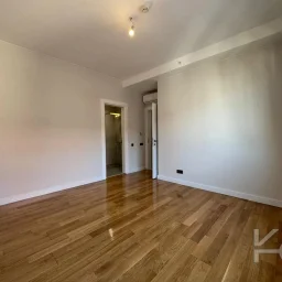 Laci̇vertcadde Ethemefendi̇ Cad. Havuzlu Ve Güvenli̇kli̇ Ni̇da Parkta 120m² Net 3+1