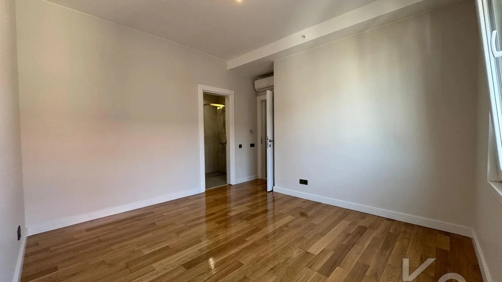Laci̇vertcadde Ethemefendi̇ Cad. Havuzlu Ve Güvenli̇kli̇ Ni̇da Parkta 120m² Net 3+1
