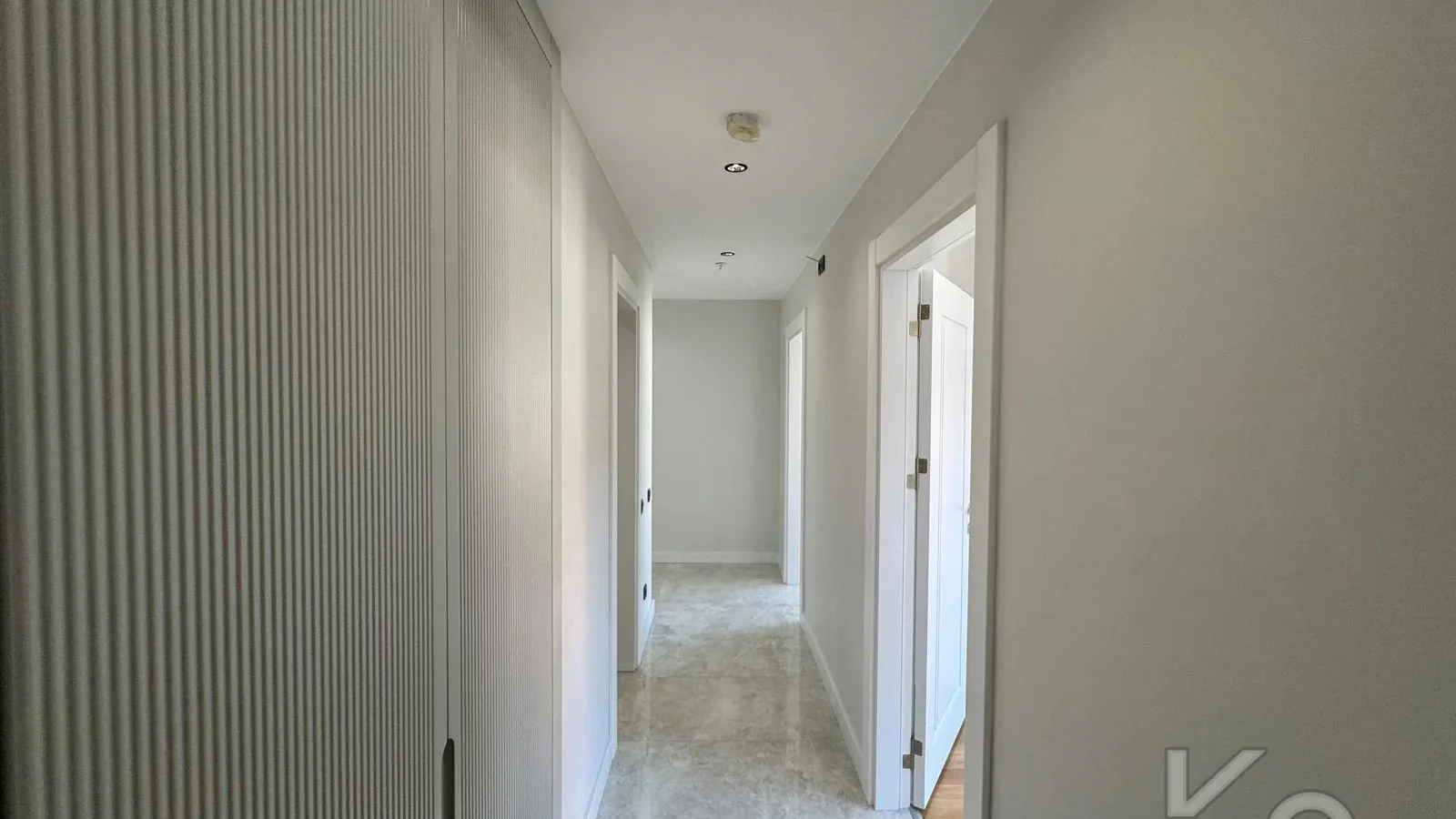 Laci̇vertcadde Ethemefendi̇ Cad. Havuzlu Ve Güvenli̇kli̇ Ni̇da Parkta 120m² Net 3+1