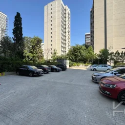 Laci̇vertcadde Ethemefendi̇ Cad. Havuzlu Ve Güvenli̇kli̇ Ni̇da Parkta 120m² Net 3+1