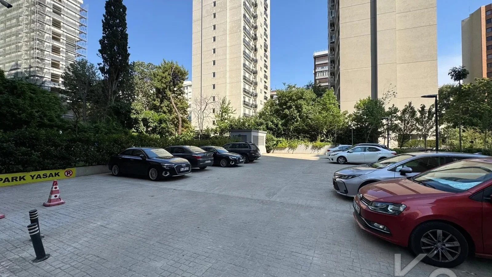 Laci̇vertcadde Ethemefendi̇ Cad. Havuzlu Ve Güvenli̇kli̇ Ni̇da Parkta 120m² Net 3+1