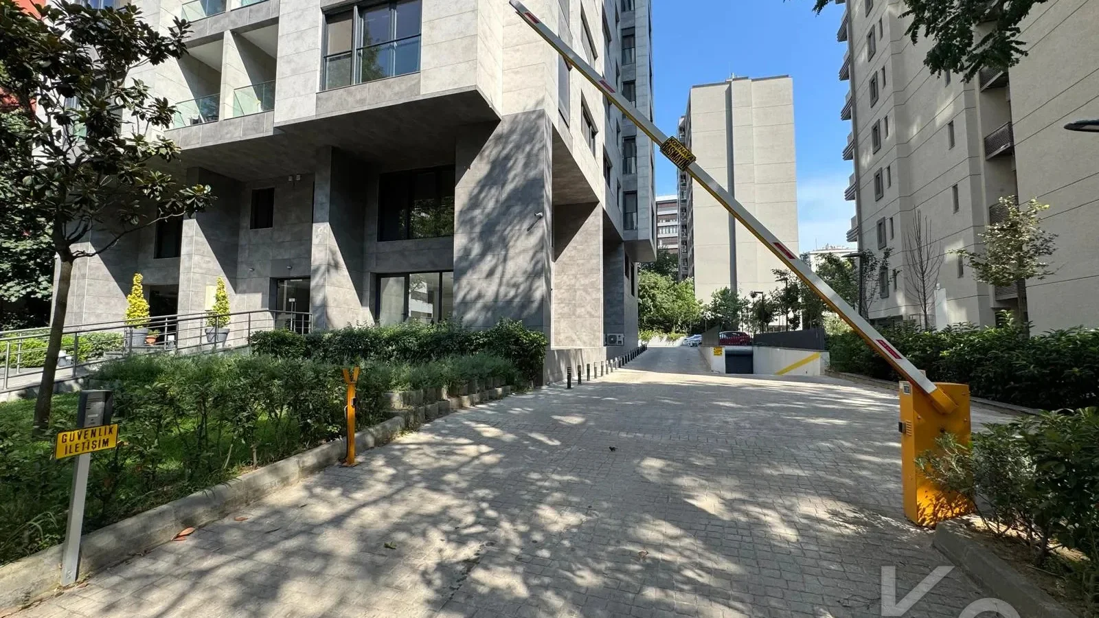 Laci̇vertcadde Ethemefendi̇ Cad. Havuzlu Ve Güvenli̇kli̇ Ni̇da Parkta 120m² Net 3+1