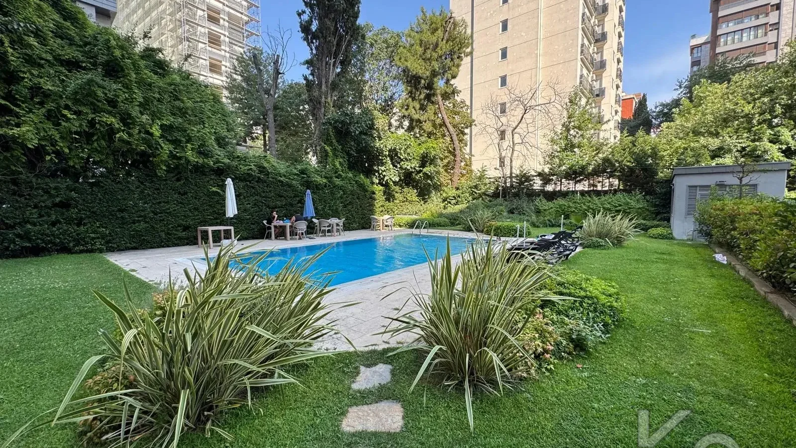 Laci̇vertcadde Ethemefendi̇ Cad. Havuzlu Ve Güvenli̇kli̇ Ni̇da Parkta 120m² Net 3+1