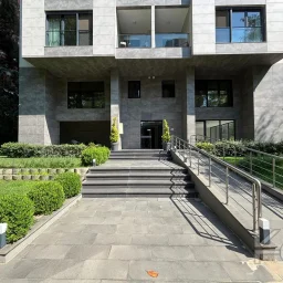 Laci̇vertcadde Ethemefendi̇ Cad. Havuzlu Ve Güvenli̇kli̇ Ni̇da Parkta 120m² Net 3+1
