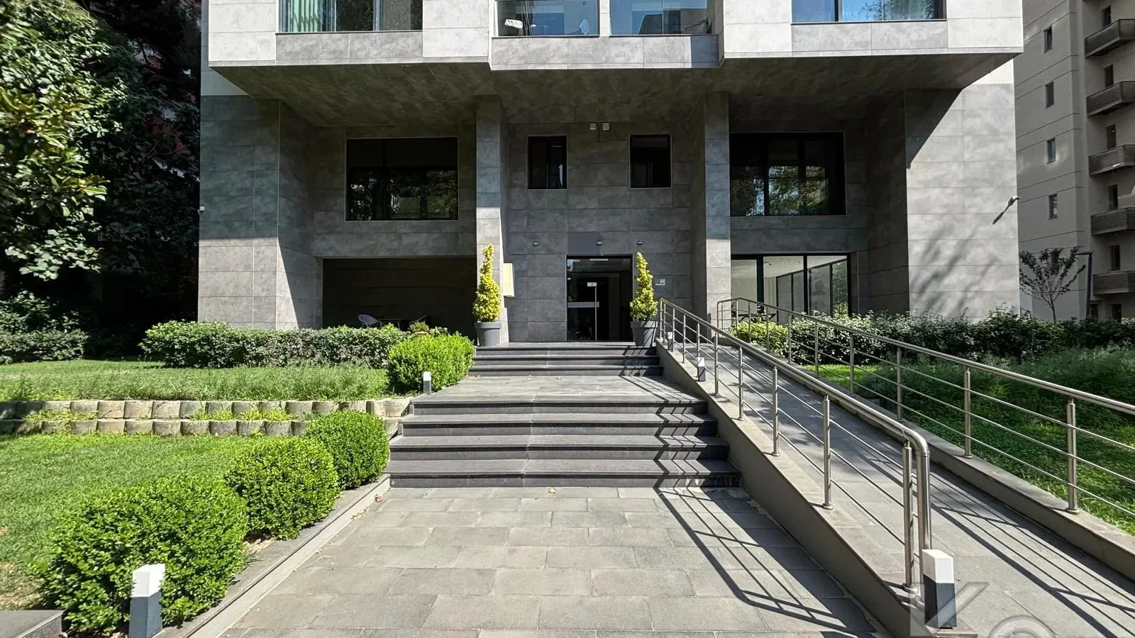 Laci̇vertcadde Ethemefendi̇ Cad. Havuzlu Ve Güvenli̇kli̇ Ni̇da Parkta 120m² Net 3+1