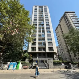 Laci̇vertcadde Ethemefendi̇ Cad. Havuzlu Ve Güvenli̇kli̇ Ni̇da Parkta 120m² Net 3+1
