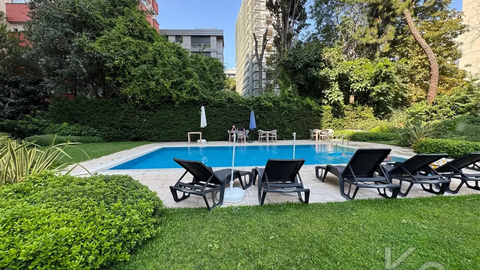 Laci̇vertcadde Ethemefendi̇ Cad. Havuzlu Ve Güvenli̇kli̇ Ni̇da Parkta 120m² Net 3+1