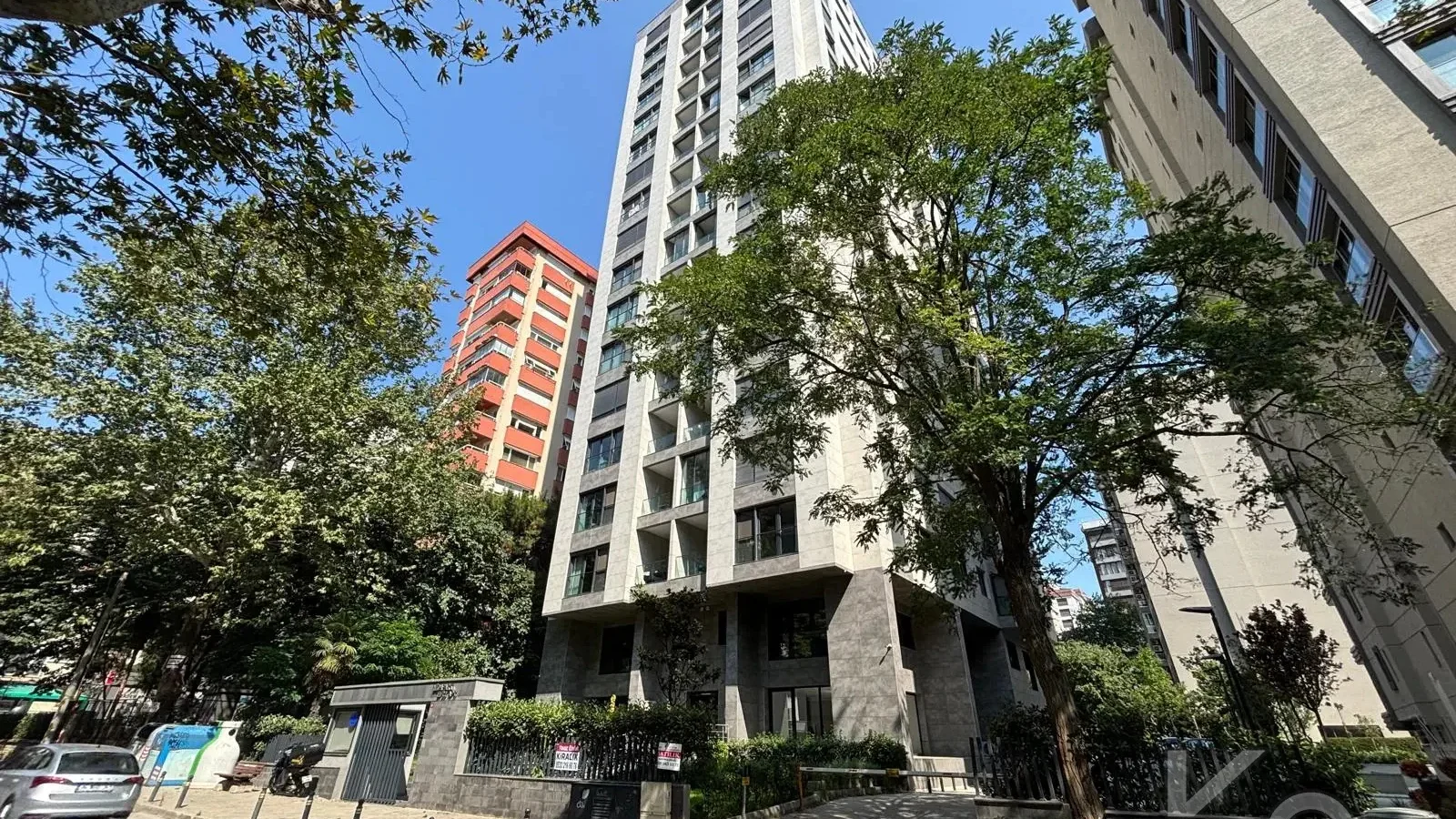 Laci̇vertcadde Ethemefendi̇ Cad. Havuzlu Ve Güvenli̇kli̇ Ni̇da Parkta 120m² Net 3+1