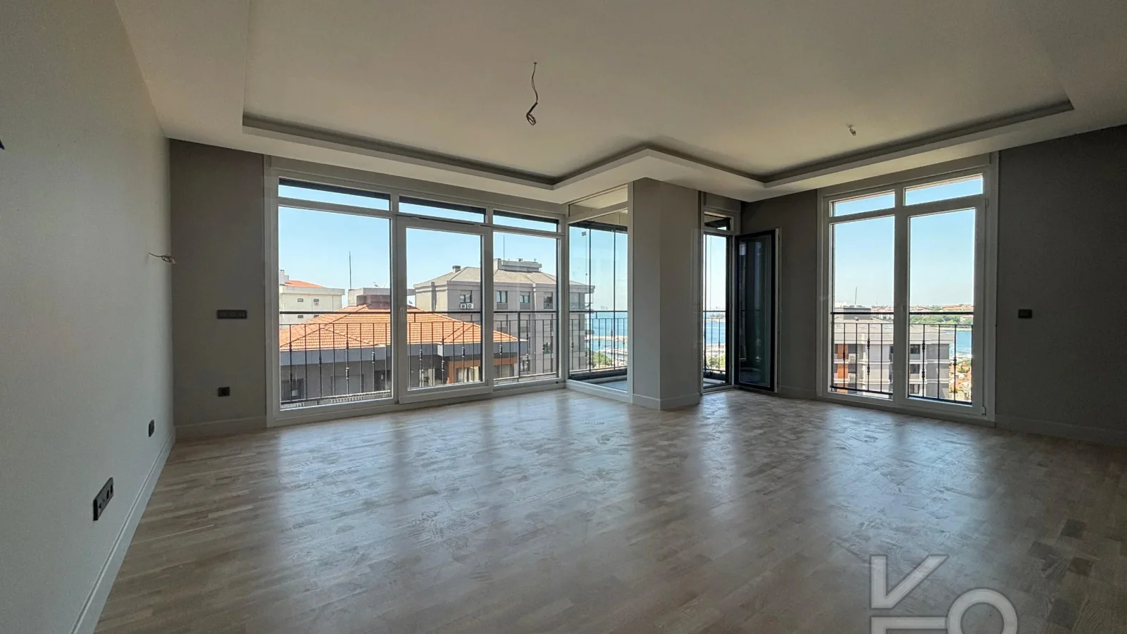 Laci̇vertcadde Kalamiş Deni̇z Manzarali Sıfır 105m² Net  3+1 