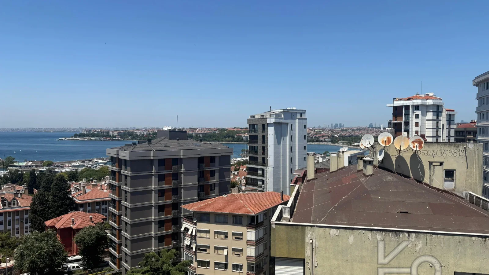 Laci̇vertcadde Kalamiş Deni̇z Manzarali Sıfır 105m² Net  3+1 