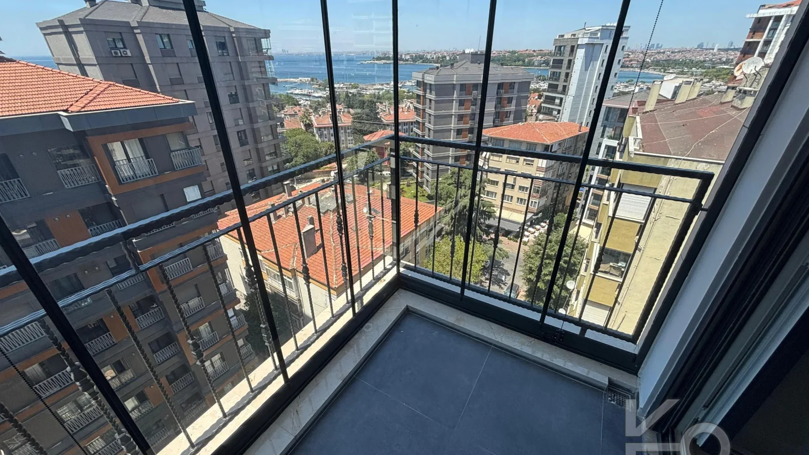 Laci̇vertcadde Kalamiş Deni̇z Manzarali Sıfır 105m² Net  3+1 