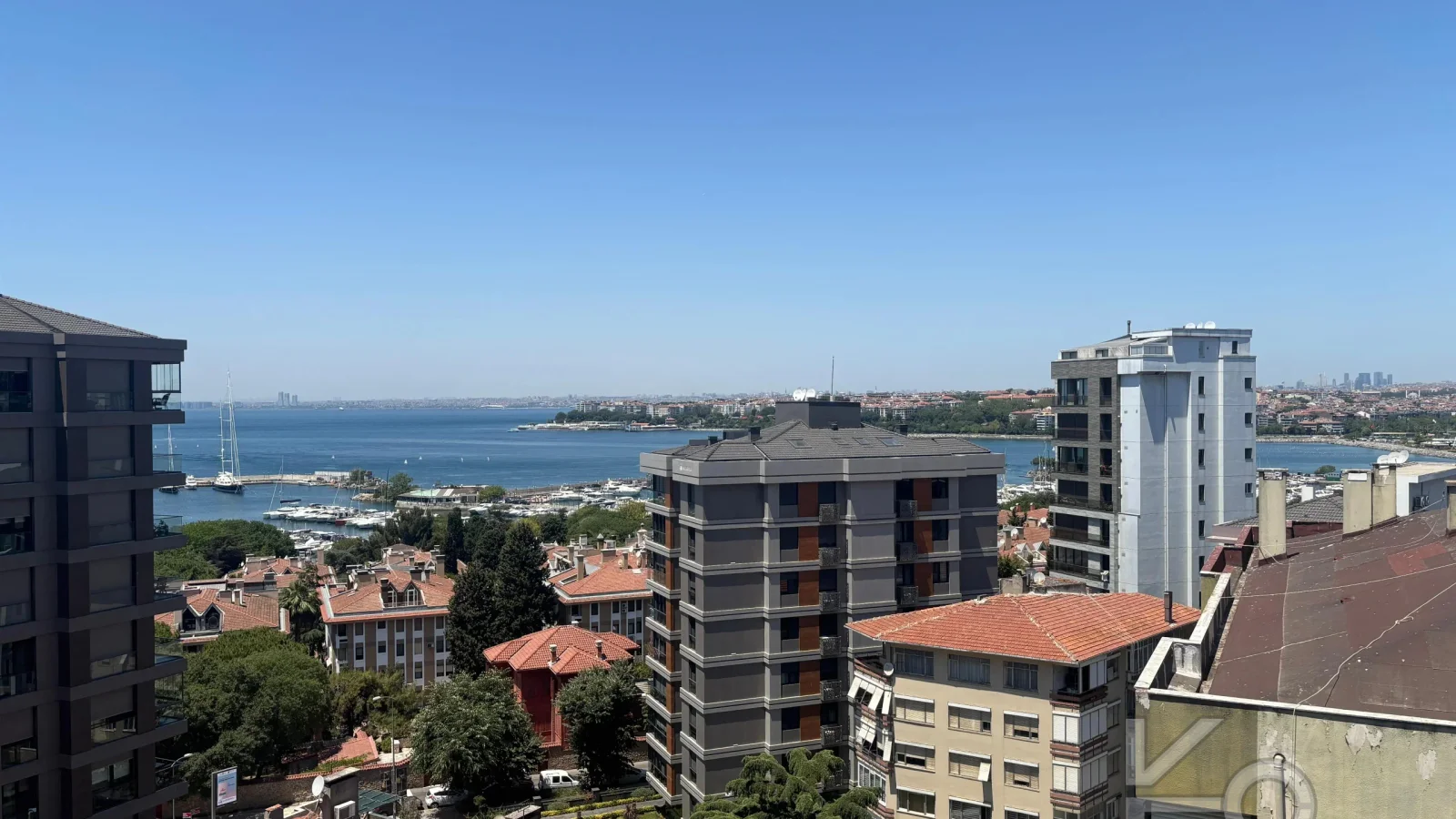 Laci̇vertcadde Kalamiş Deni̇z Manzarali Sıfır 105m² Net  3+1 