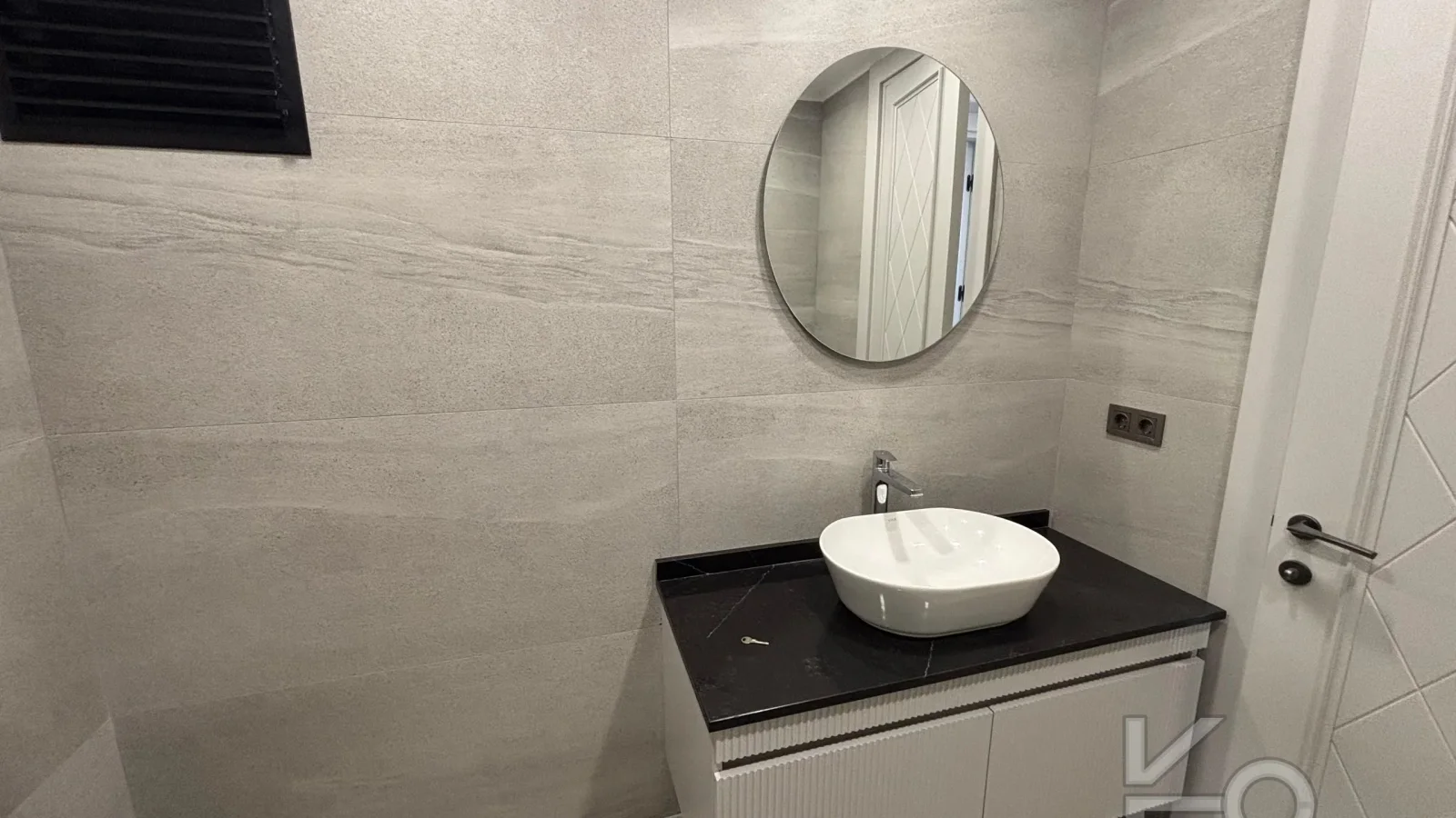 Laci̇vertcadde Kalamiş Deni̇z Manzarali Sıfır 105m² Net  3+1 