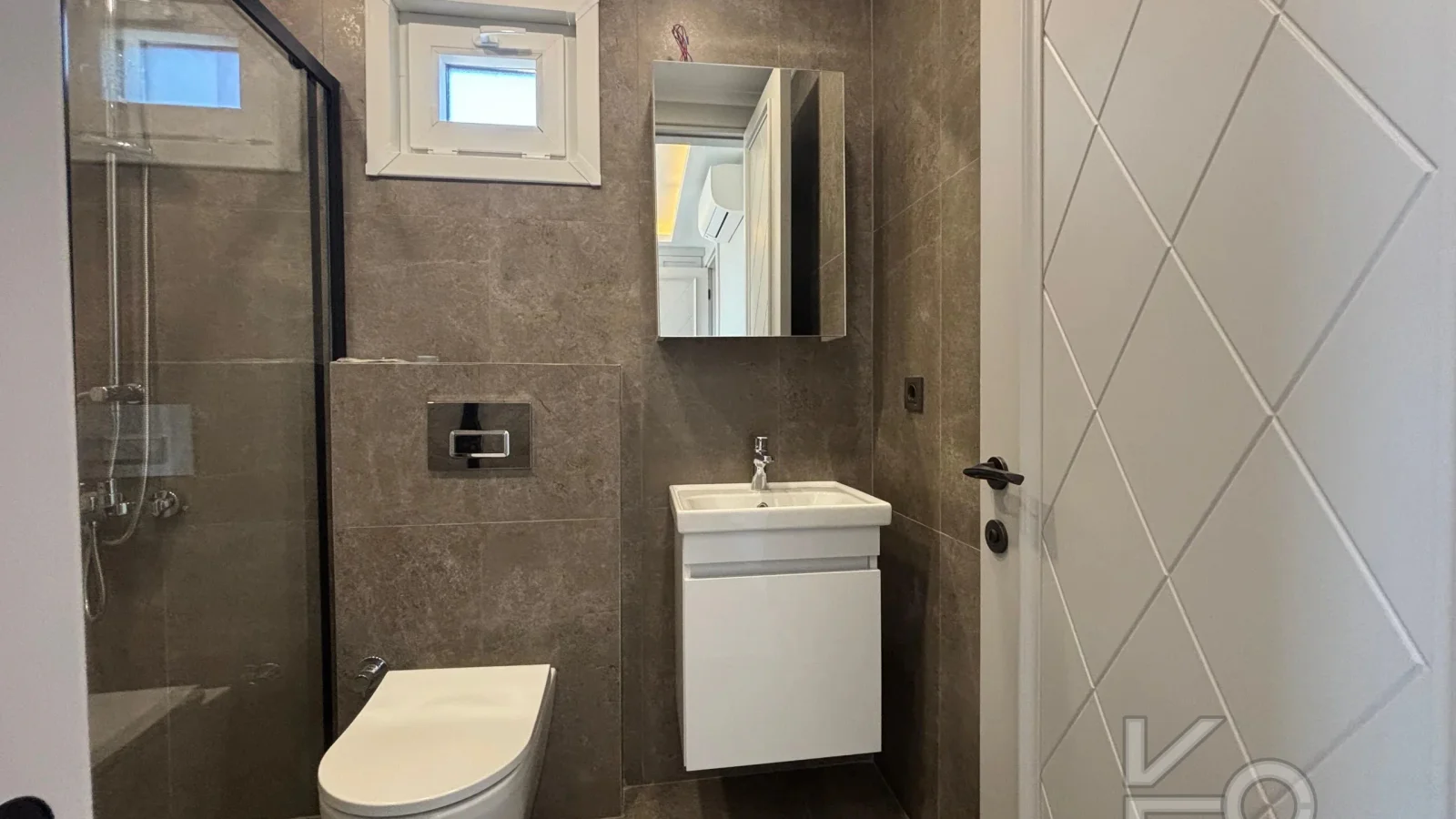 Laci̇vertcadde Kalamiş Deni̇z Manzarali Sıfır 105m² Net  3+1 