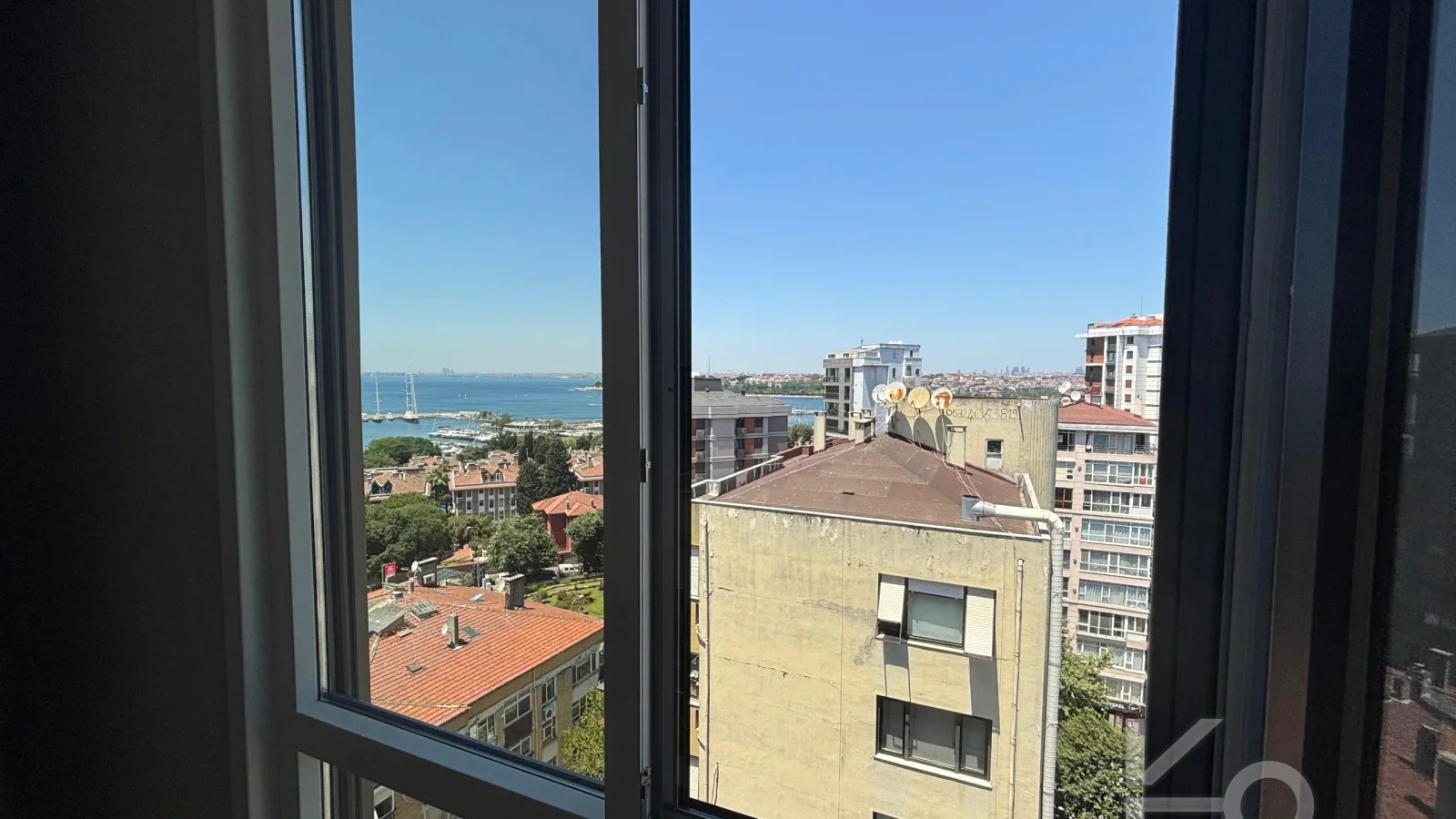 Laci̇vertcadde Kalamiş Deni̇z Manzarali Sıfır 105m² Net  3+1 