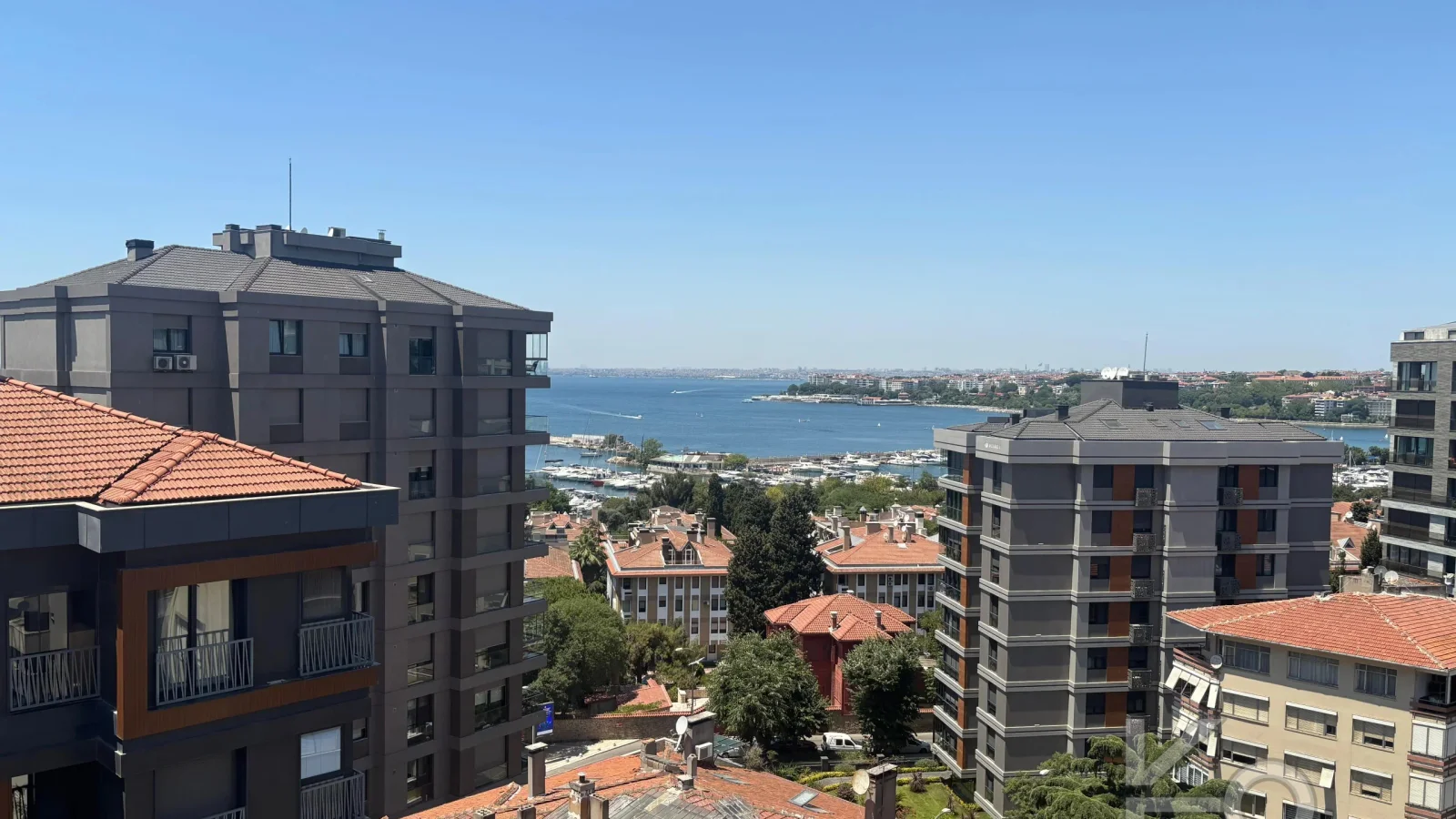 Laci̇vertcadde Kalamiş Deni̇z Manzarali Sıfır 105m² Net  3+1 