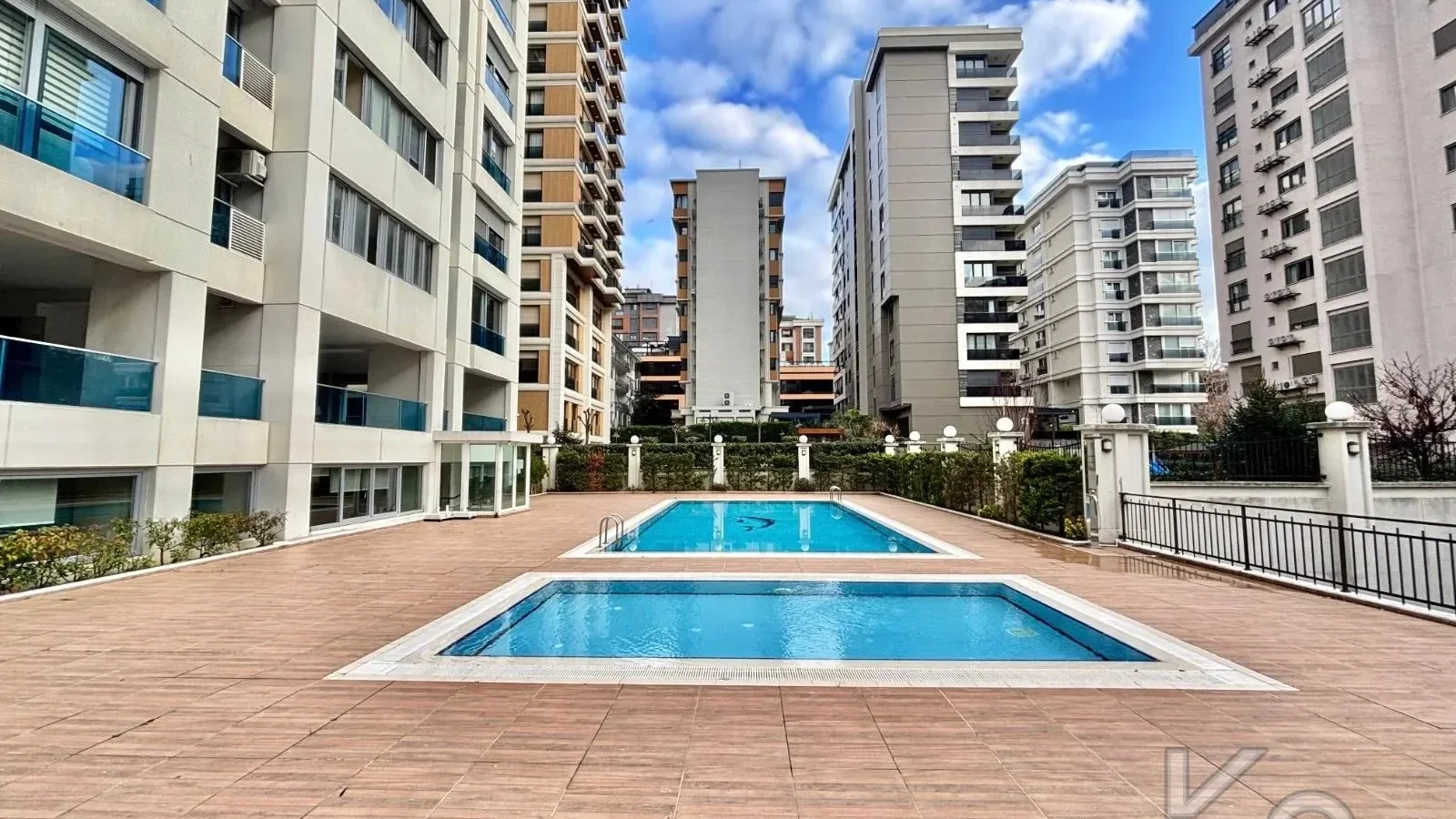 Academy Şaşkınbakkal Sahilde Yüzme Havuzlu Balkonlu Renöveli 80m2 Net 2+1