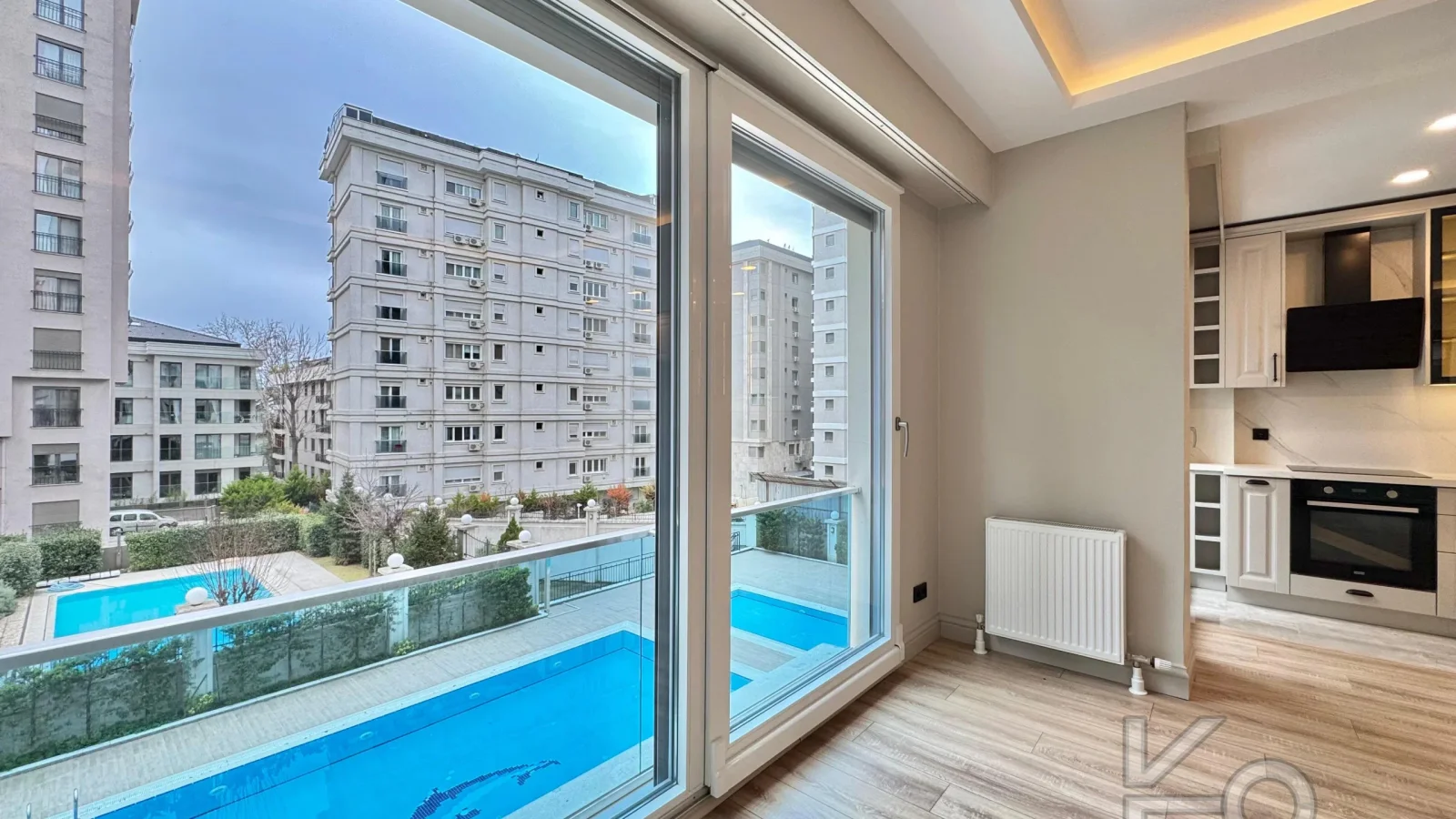 Academy Şaşkınbakkal Sahilde Yüzme Havuzlu Balkonlu Renöveli 80m2 Net 2+1