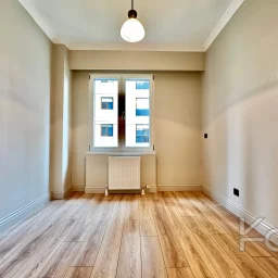 Academy Şaşkınbakkal Sahilde Yüzme Havuzlu Balkonlu Renöveli 80m2 Net 2+1